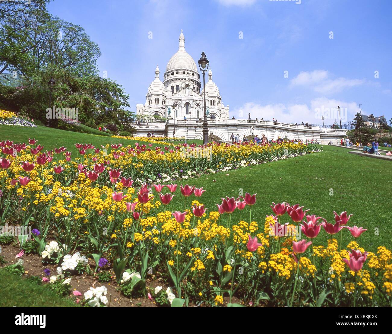 Sacré-Cœur Basilica (Basilique du Sacré-Cœur in spring, Montmartre, Paris, Île-de-France, France Stock Photo