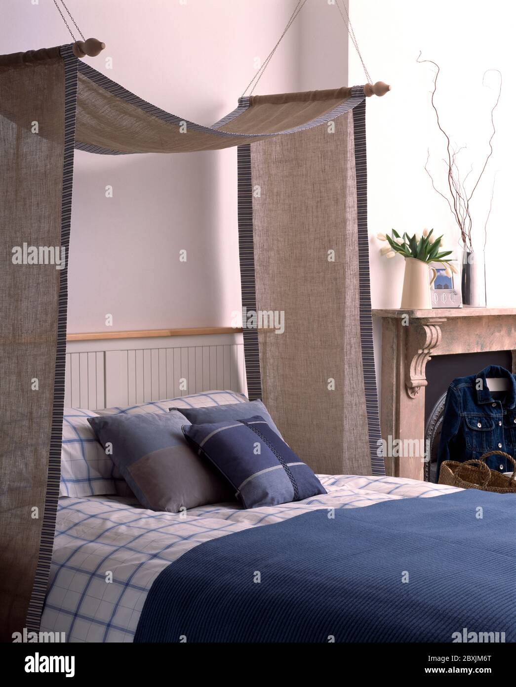 Canopy double bed hires stock photography and images Alamy