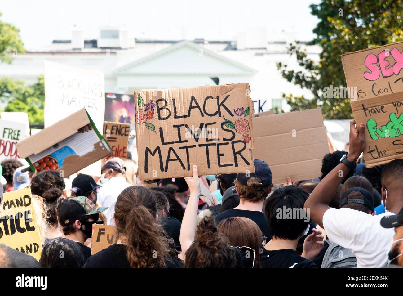 Washington, United States. 07th June, 2020. June 7, 2020 - Washington, DC, United States: 'Black lives matter' sign at a protest just north of the White House for the death of George Floyd and Black Live Matter. (Photo by Michael Brochstein/Sipa USA) Credit: Sipa USA/Alamy Live News Stock Photo