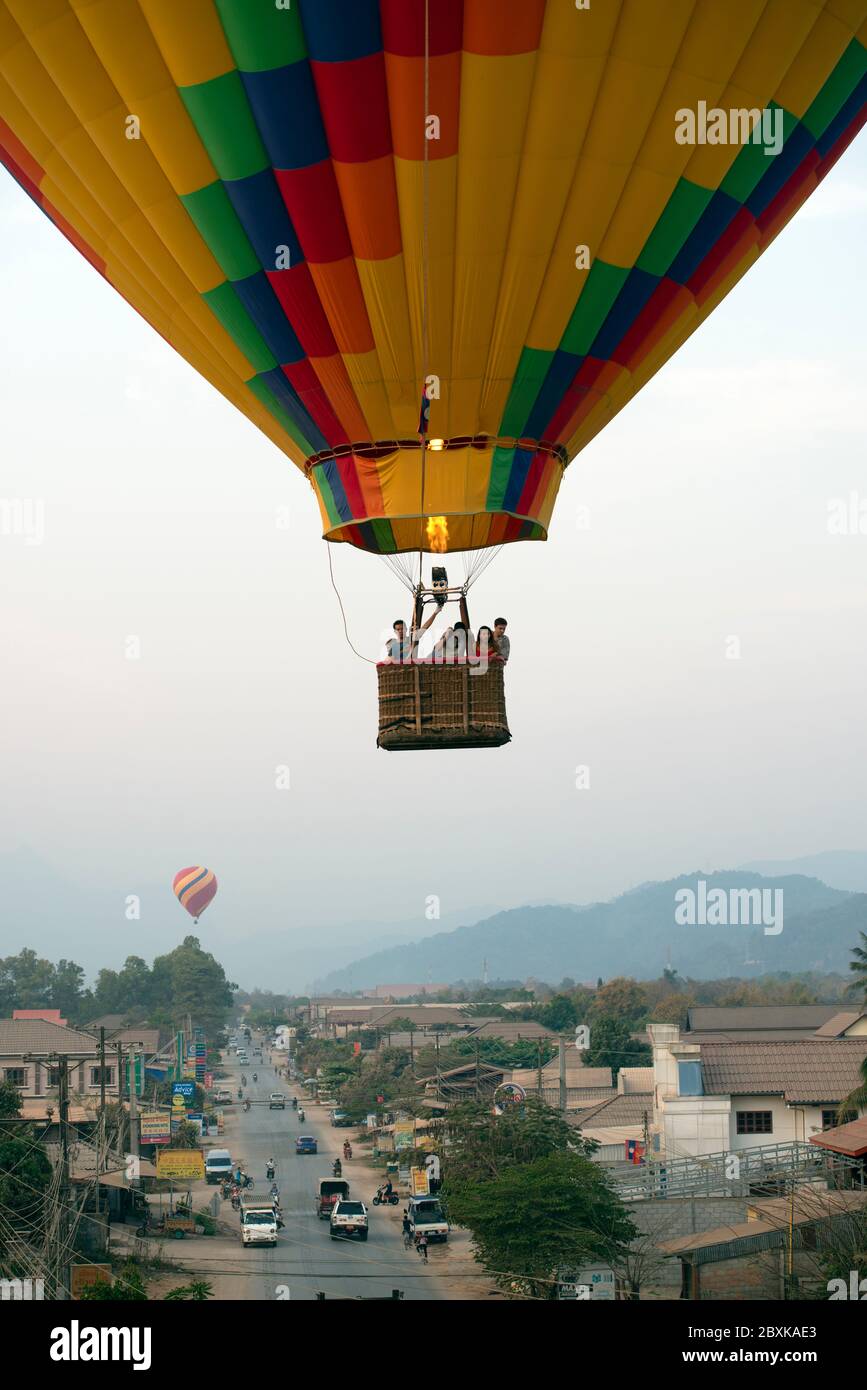 ongebruikt Eindeloos Verslaafde Tourists hover in their hot air balloon over Vang Vieng, Laos, Southeast  Asia Stock Photo - Alamy