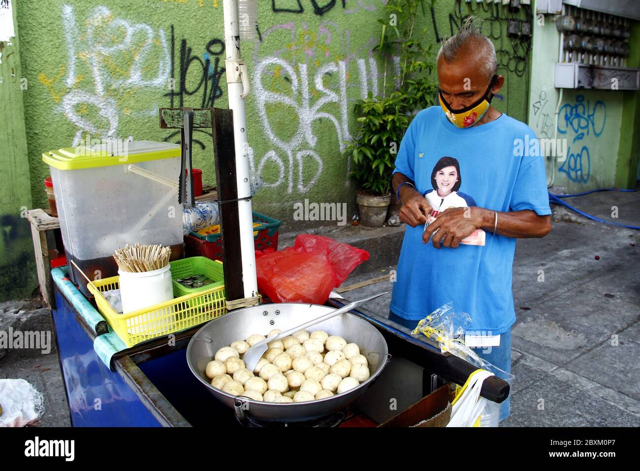 Antipolo City, Philippines - June 1, 2020: Street vendor cooks and sell fish  balls in his food cart along a sidewalk Stock Photo - Alamy