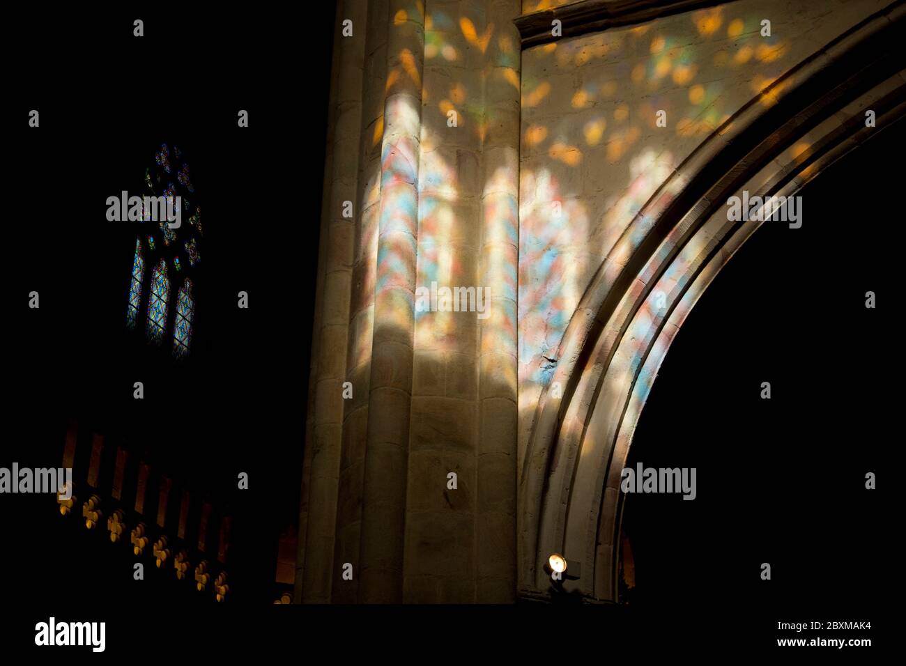 Sonnenstrahlen beleuchten das Innere der Kathedrale Santiago in Bilbao Stock Photo