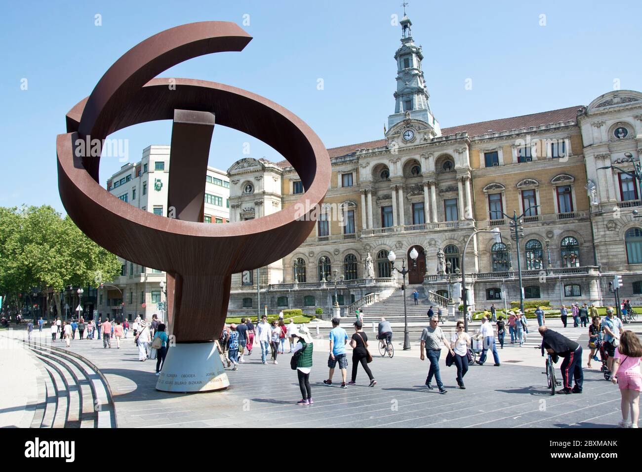 Chillida-Eisenskulptur vor dem Regierungsgebäude in Bilbao Stock Photo