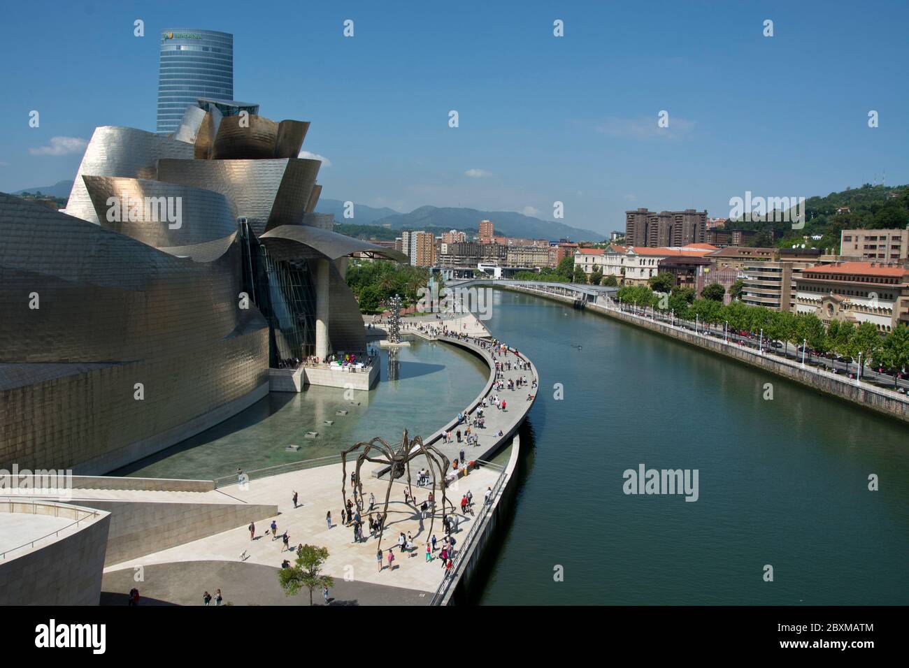 Blick von der Puente de la Salve auf das Guggenheim-Museum in Bilbao Stock Photo