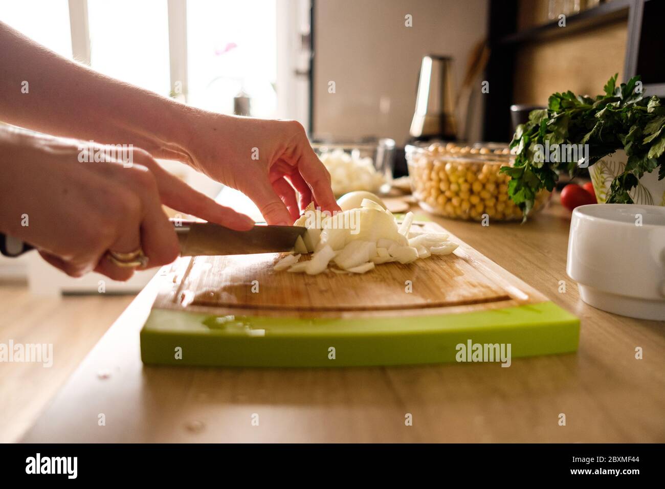 Woman hands cutting onions hi-res stock photography and images - Alamy