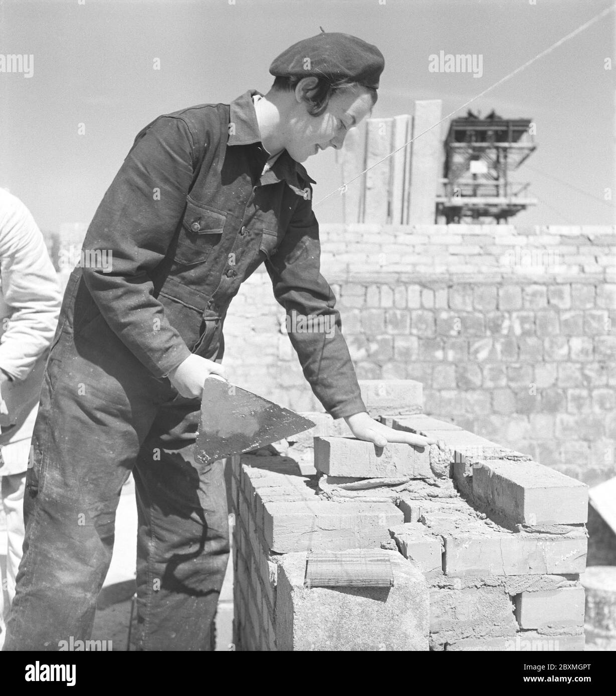In the 1950s. Women construction worker is laying bricks on a building site. Sweden 1951. Kristoffersson ref BB93-12 Stock Photo