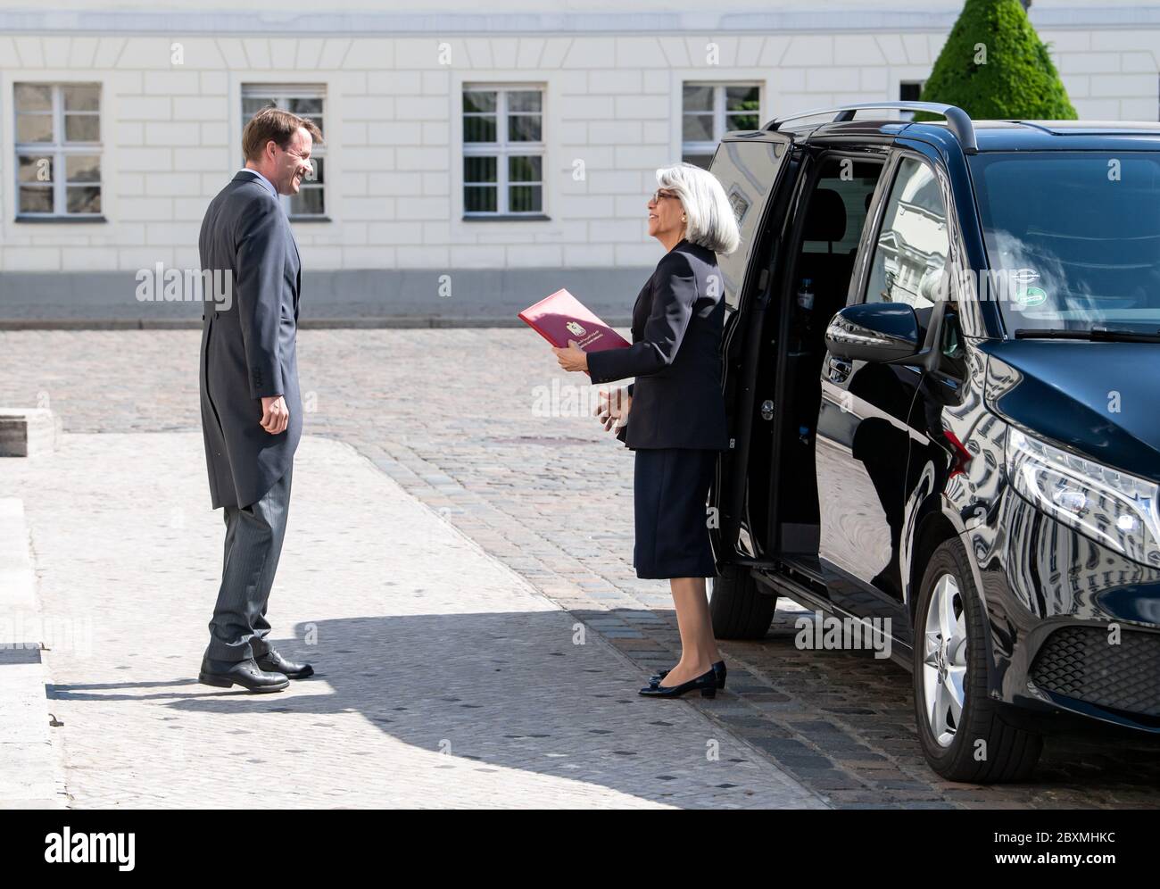 Berlin, Germany. 08th June, 2020. Hafsa Abdulla Mohamed Sharif Alulama,  Ambassador of the United Arab Emirates to Germany, is welcomed in front of  Bellevue Palace on the occasion of her accreditation by