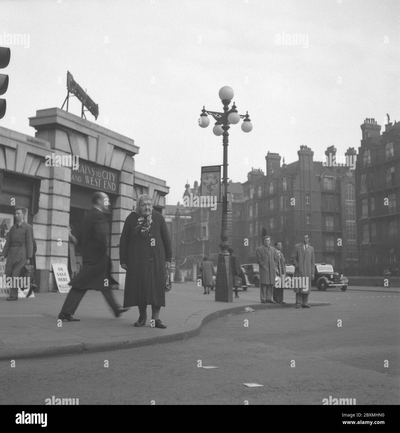 London in the 1950s. Old woman with shawl in London 1952 Stock Photo