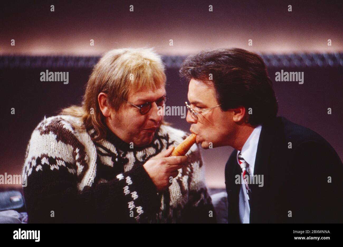 Wetten dass, Spielshow, Deutschland 1992, Gast Diether Krebs als Martin füttert Moderator Wolfgang Lippert mit einer Karotte Stock Photo