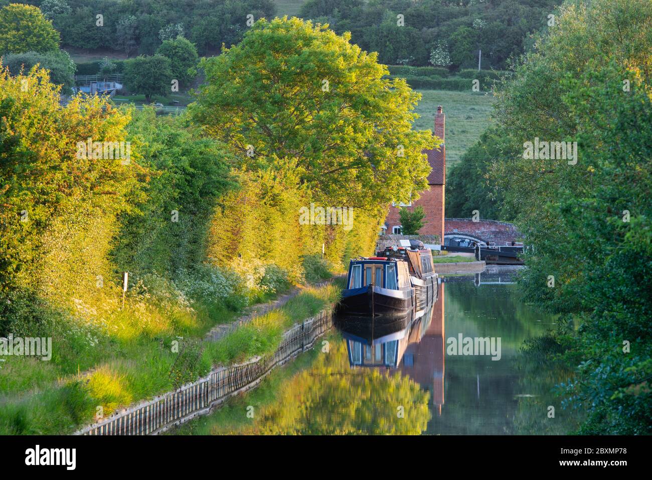 Narrowboats on the oxford canal at sunrise. Napton on the Hill, Warwickshire, England Stock Photo