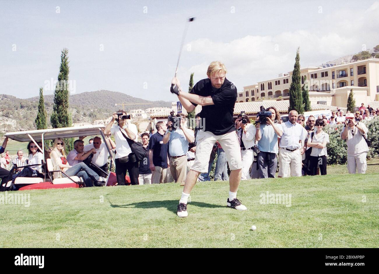 Boris Becker beim Abschlag bei seiner Golf Trophy 2001 im Dorint Royal Golfresort & Spa Camp de Mar auf  Mallorca, Spanien 2001. Stock Photo