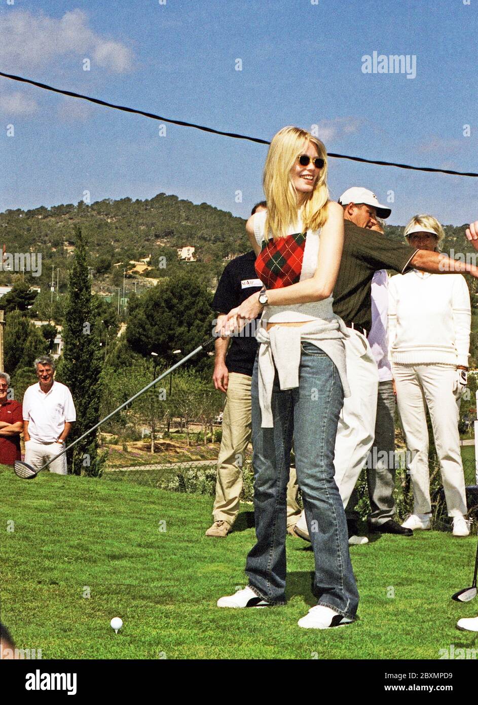 Model Claudia Schiffer etwas hilflos vor dem Abschlag bei der Boris Becker Golf Trophy 2001 im Dorint Royal Golfresort & Spa Camp de Mar auf  Mallorca, Spanien 2001. Stock Photo