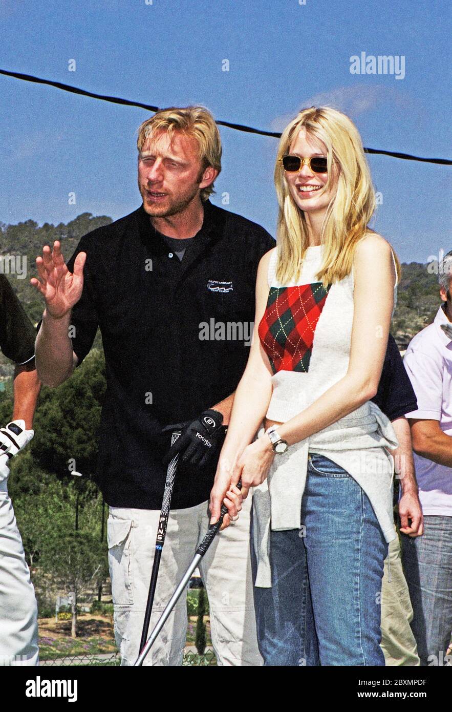 Boris Becker berät Model Claudia Schiffer beim Abschlag bei seiner Golf Trophy 2001 im Dorint Royal Golfresort & Spa Camp de Mar auf  Mallorca, Spanien 2001. Stock Photo