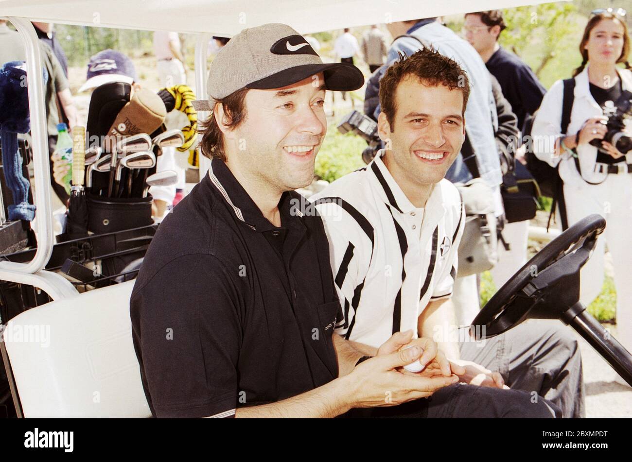 Schauspieler Jan Josef Liefers (links) mit Moderator und Berufsgolfer Holger Speckhahn bei der Boris Becker Golf Trophy 2001 im Dorint Royal Golfresort & Spa Camp de Mar auf  Mallorca, Spanien 2001. Stock Photo