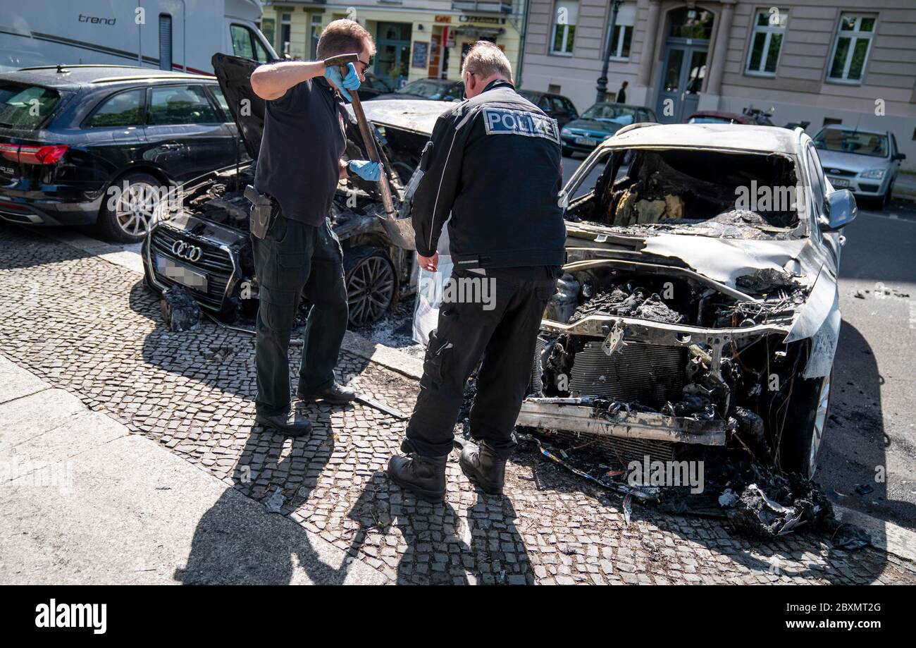 Berlin, Germany. 08th June, 2020. This morning, forensics officers are investigating burnt-out cars in the Berlin district of Prenzlauer Berg on Arkona Square. Unknown perpetrators set several vehicles on fire during the night. The State Criminal Police Office is investigating. Credit: Kay Nietfeld/dpa - ATTENTION: License plate was pixelated for legal reasons/dpa/Alamy Live News Stock Photo