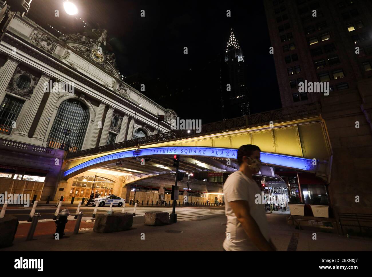 New York, USA. 7th June, 2020. Photo taken on June 7, 2020 shows the Grand Central Terminal Bridge lit in blue and gold in New York, the United States. New York Governor Andrew M. Cuomo on Sunday announced landmarks across the state would be lit in blue and gold and will project 'New York Tough' in honor of New Yorkers' work to flatten the curve of the COVID-19 virus. The worst-hit New York City will enter phase one of reopening on Monday. Credit: Wang Ying/Xinhua/Alamy Live News Stock Photo