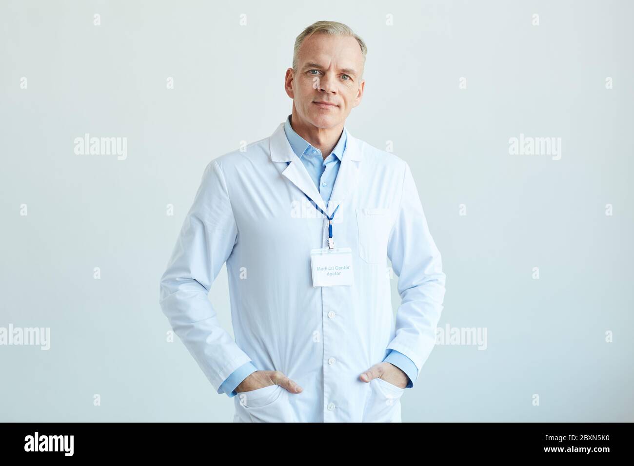 Doctor wearing lab coat hi-res stock photography and images - Alamy