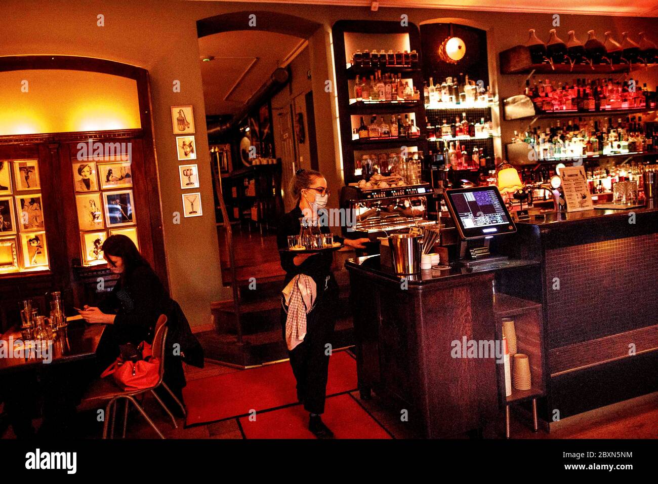 Berlin, Germany. 05th June, 2020. Stephanie Llynch holds a tray of