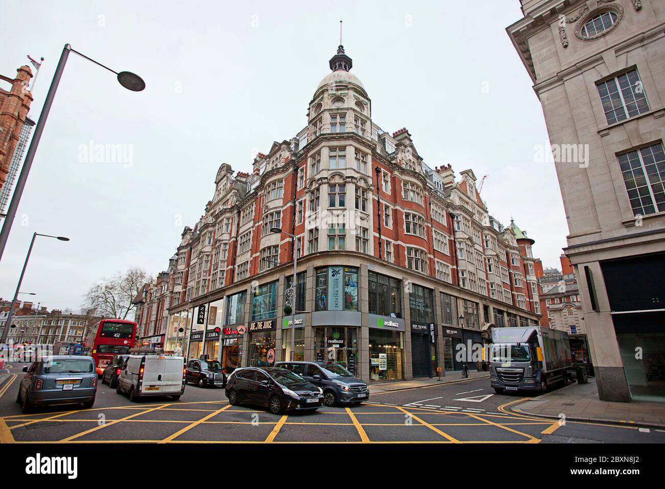 realbuzz, JOE & THE JUICE, Simit Sarayi, Zara, Body Machine, Kensington High Street, London Stock Photo