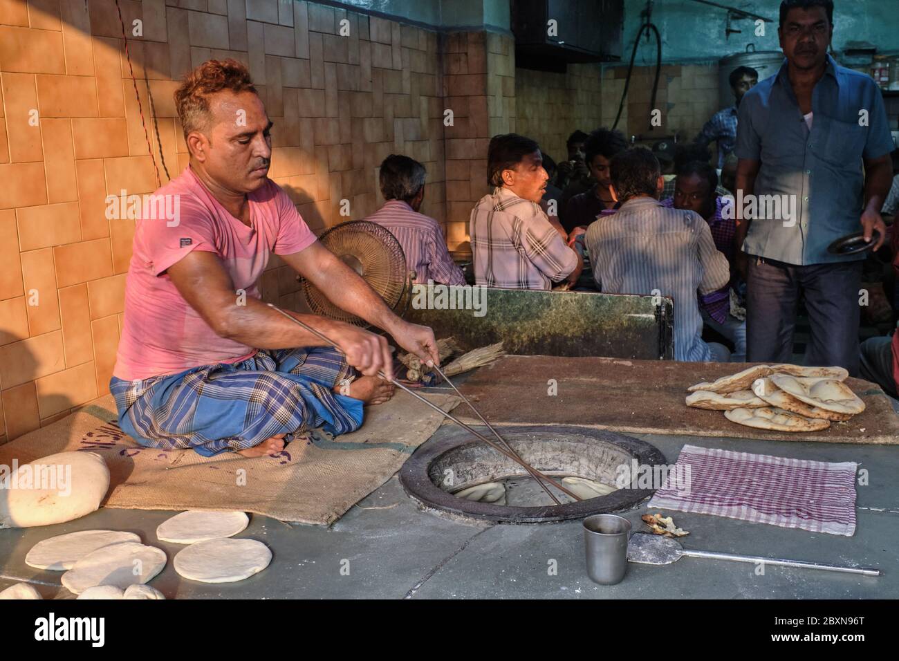Roti maker hi-res stock photography and images - Alamy
