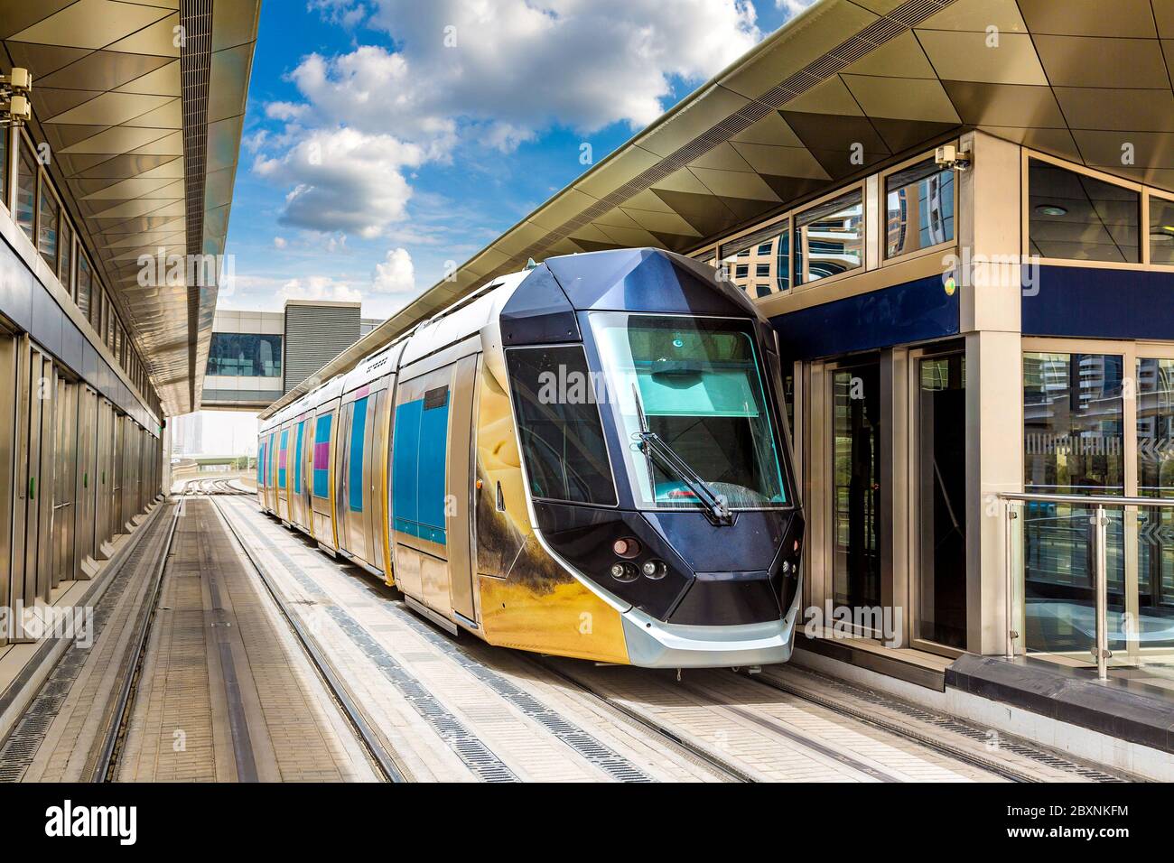 new-modern-tram-in-dubai-united-arab-emirates-stock-photo-alamy
