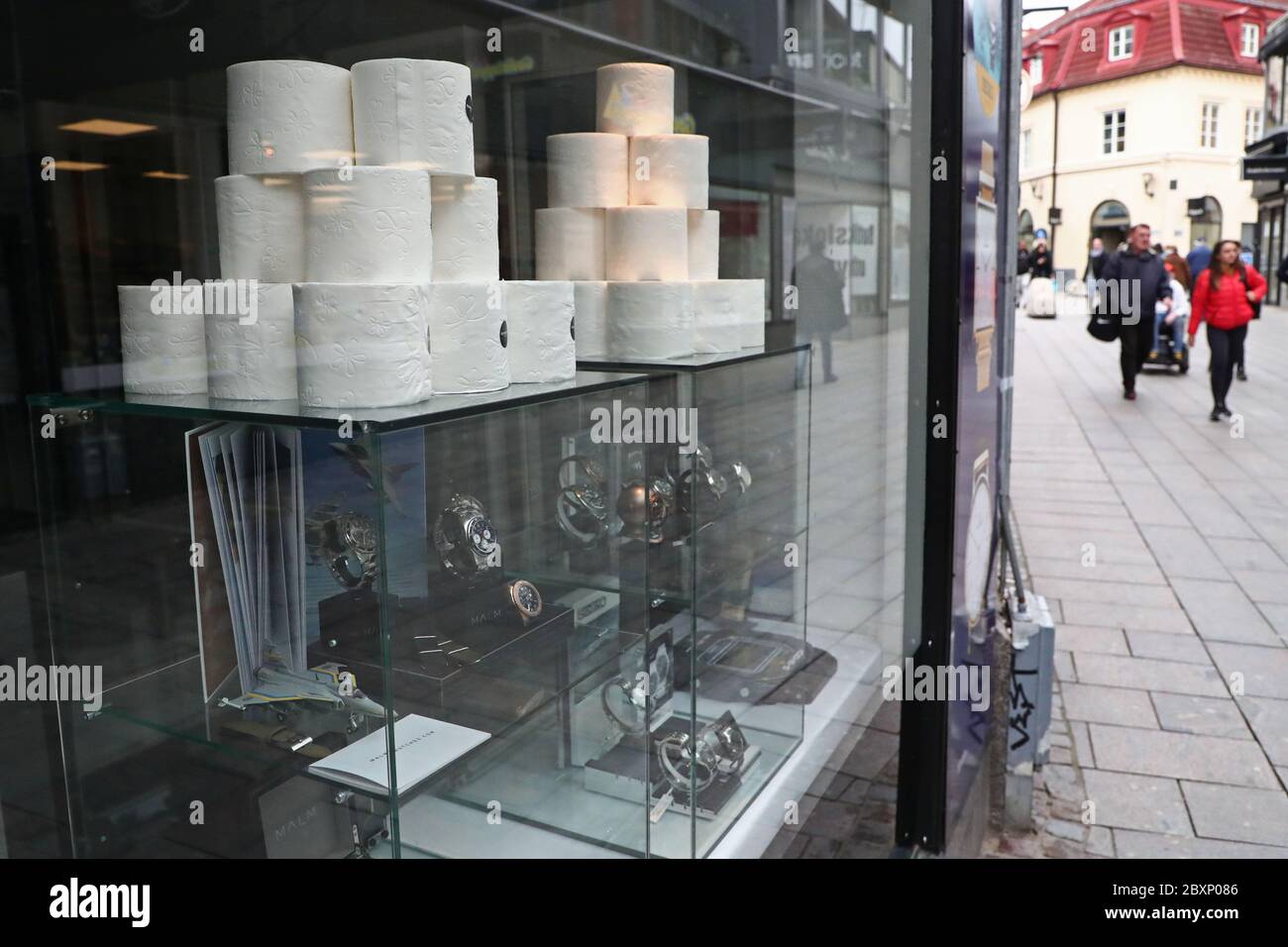Linkoping, Sweden 20200328 A watchmaker who has jokingly put toilet rolls  in his shop window during the corona virus's progress. Photo Jeppe  Gustafsson Stock Photo - Alamy