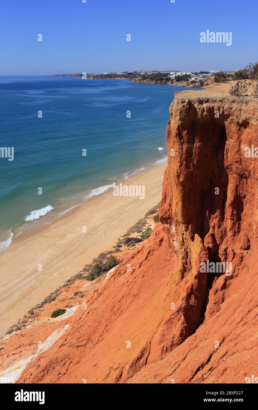 Portugal, Algarve, Albufeira, Olhos D'Agua Beach on the Atlantic Coast. Beautiful sandstone cliff formations and pristine deserted golden sandy beach. Stock Photo