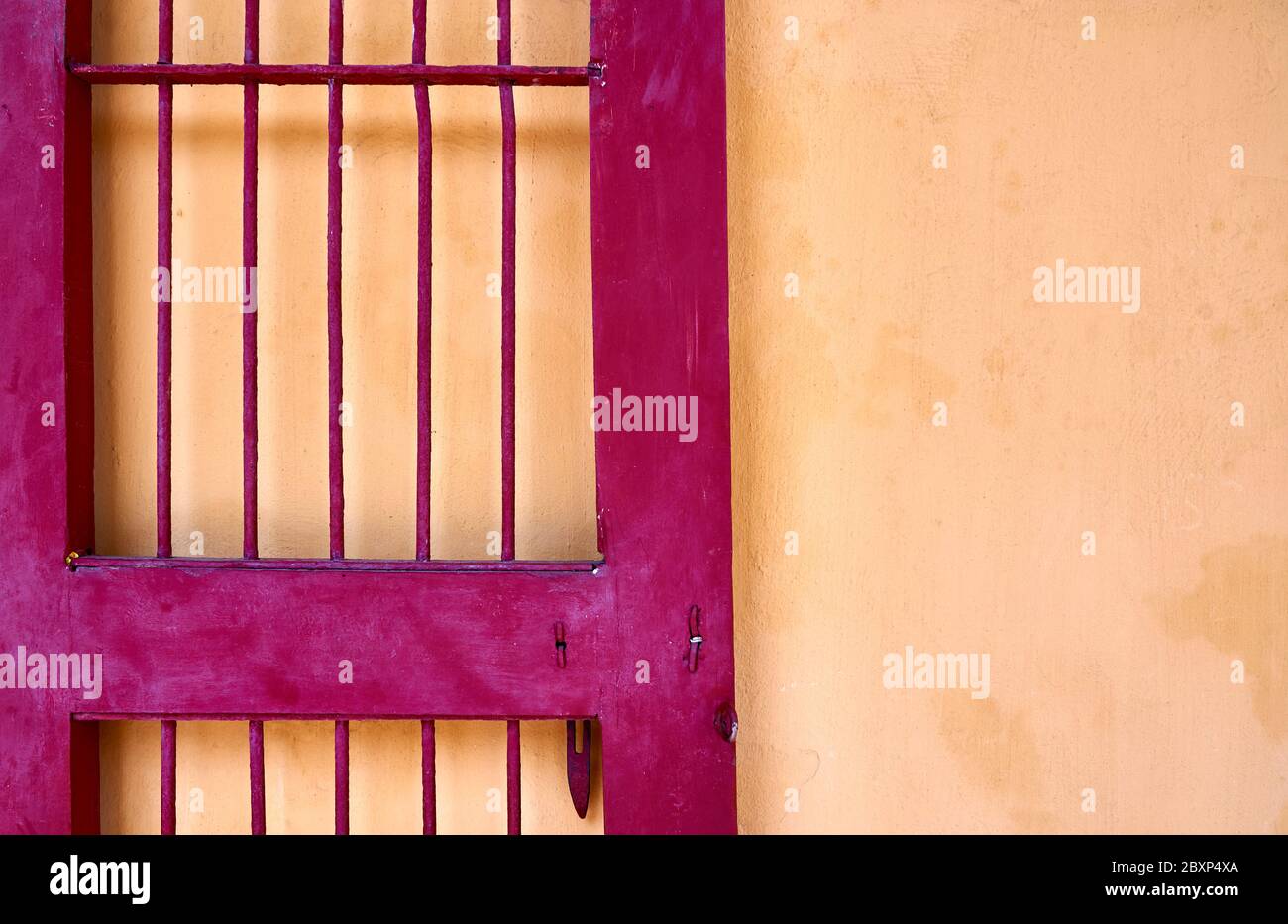 Detail of door grill against wall at the former slave prison in Cartagena, Colombia Stock Photo