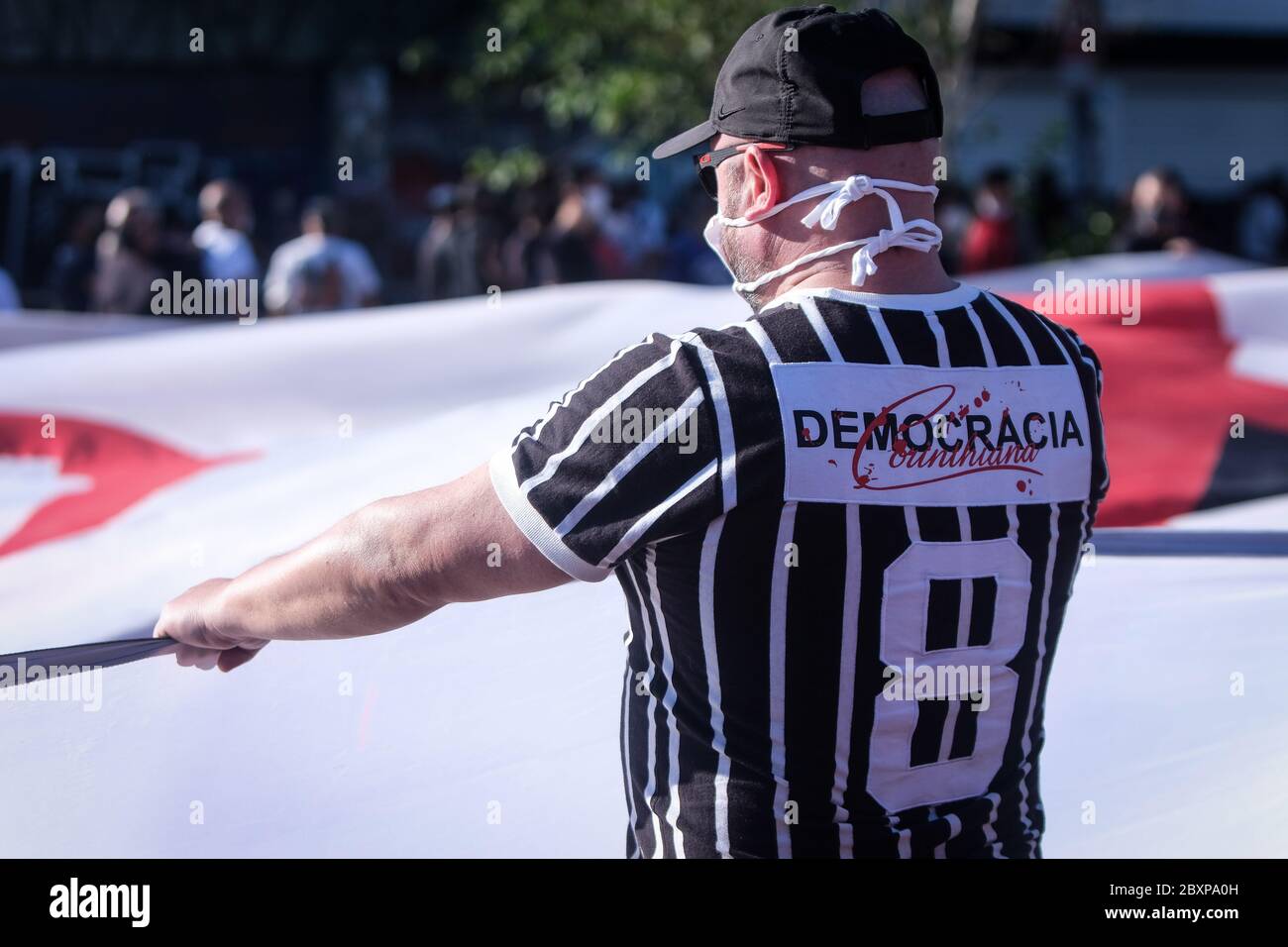 09 October 2019, Brazil, São Paulo: A man in the Corinthians' club jersey takes part in a protest against President Jair Bolsonaro. The demonstrations by Bolsonaro supporters - on the initiative of organised football fans - were the first to show resistance. Photo: Lincon Zarbietti/dpa Stock Photo