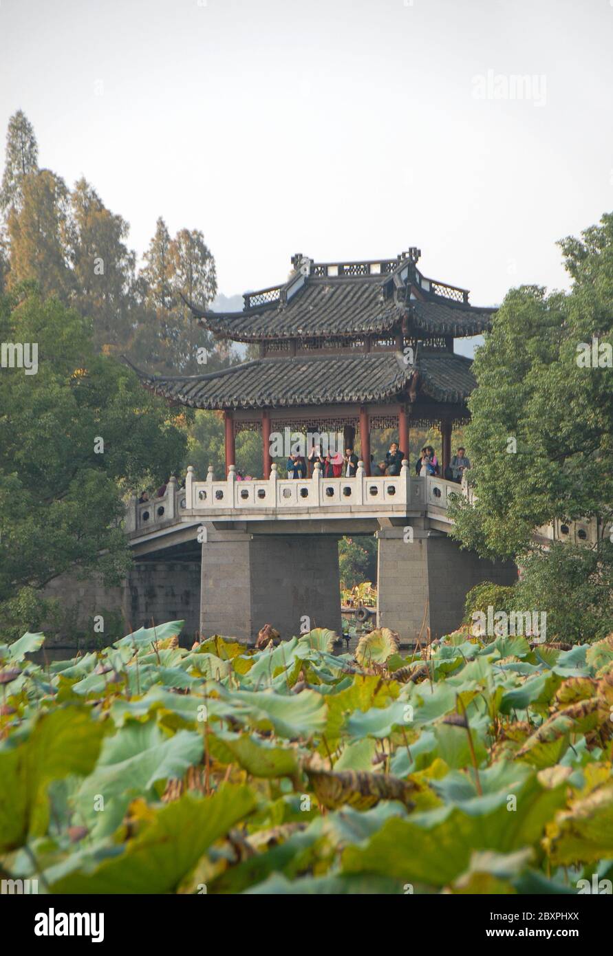 West Lake (Xi Hu) in Hangzhou, Zhejiang Province, China. Yudai bridge on West Lake, one of the famous symbols of Hangzhou city. Stock Photo