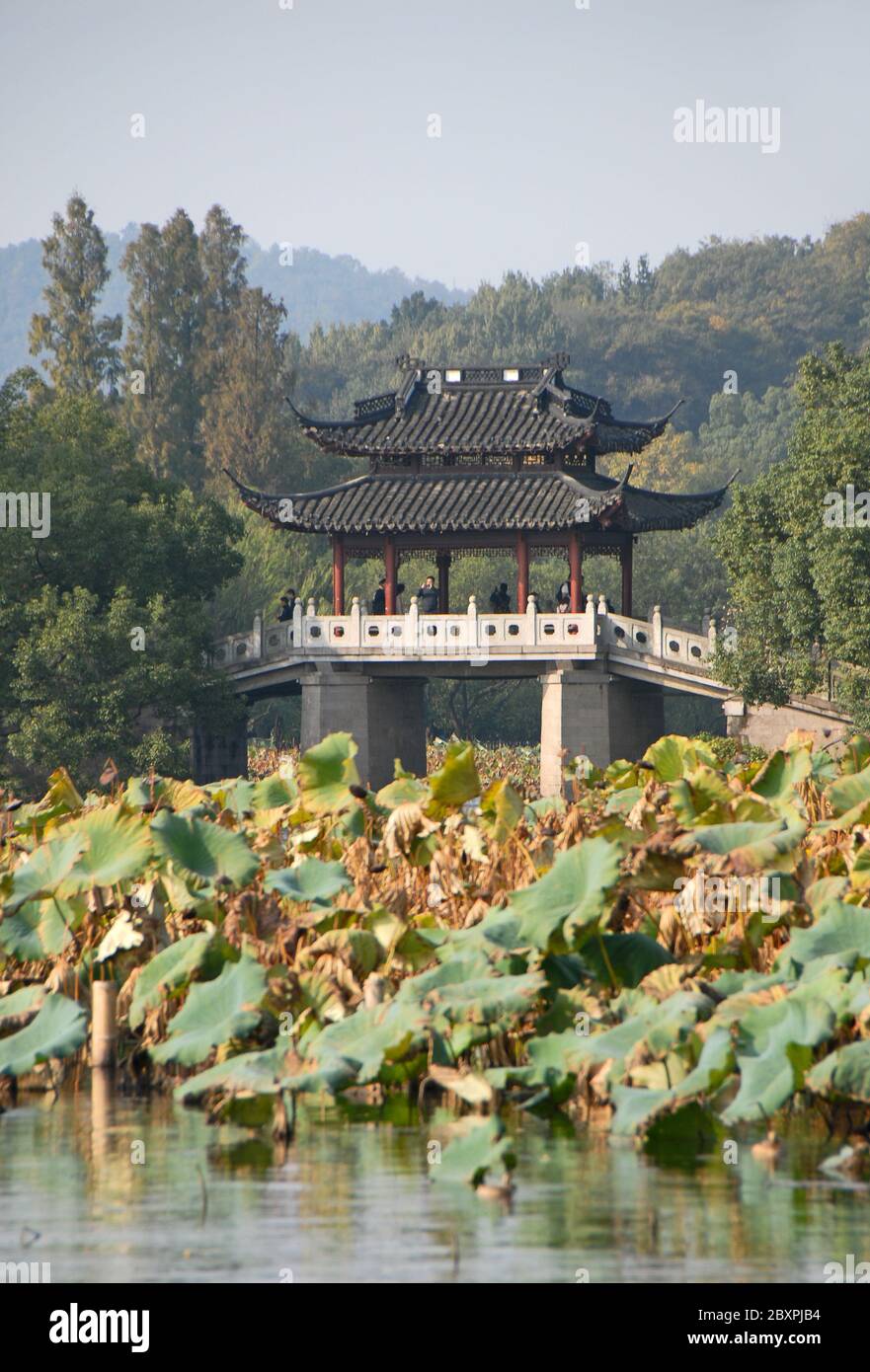 West Lake (Xi Hu) in Hangzhou, Zhejiang Province, China. Yudai bridge on West Lake, one of the famous symbols of Hangzhou city. Stock Photo