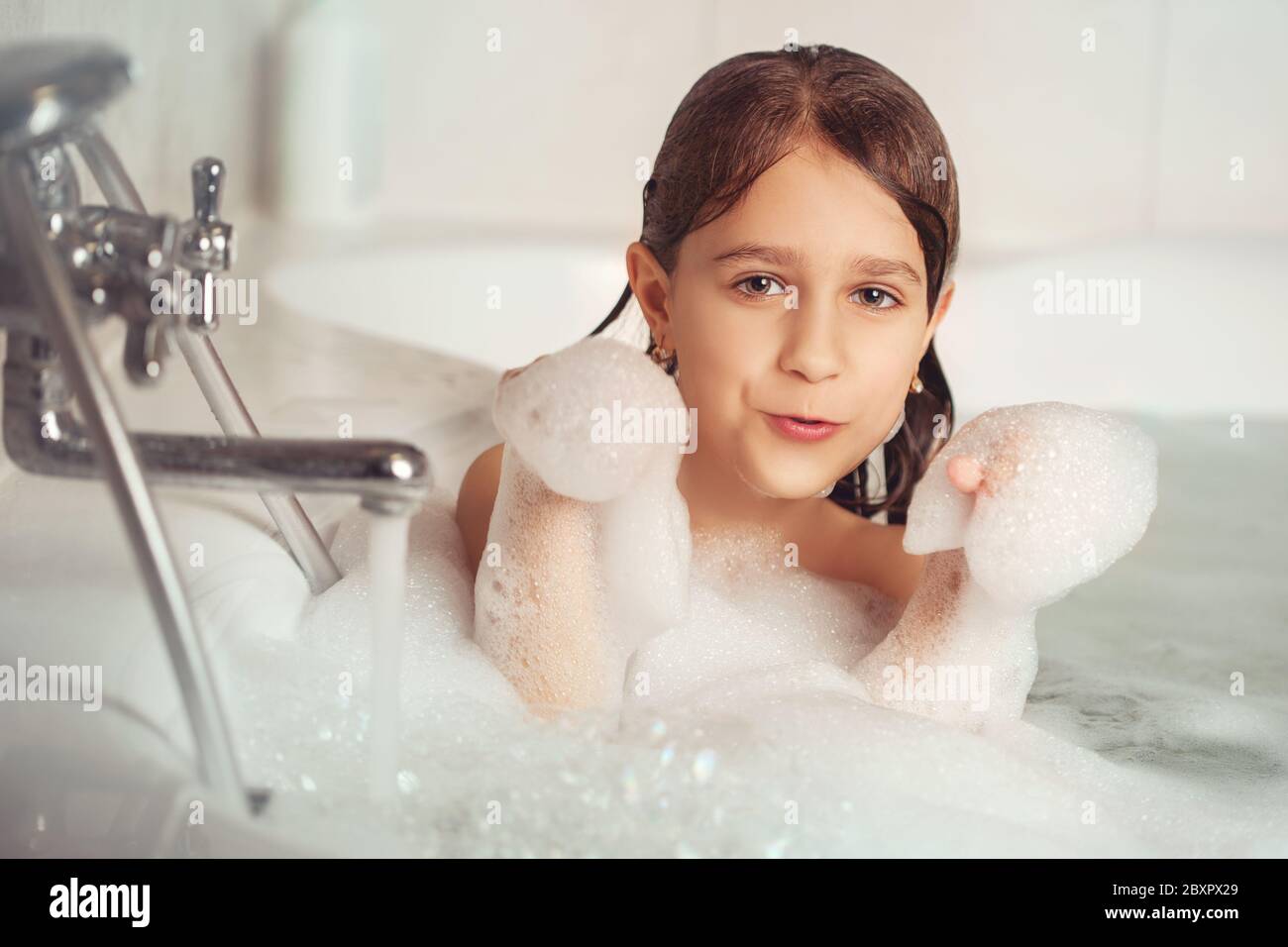 Видео купается ванна девочки. Девочка моется в ванной. Девочки в ванне. Девочка купается в ванне. Девочка 10 лет в ванной.