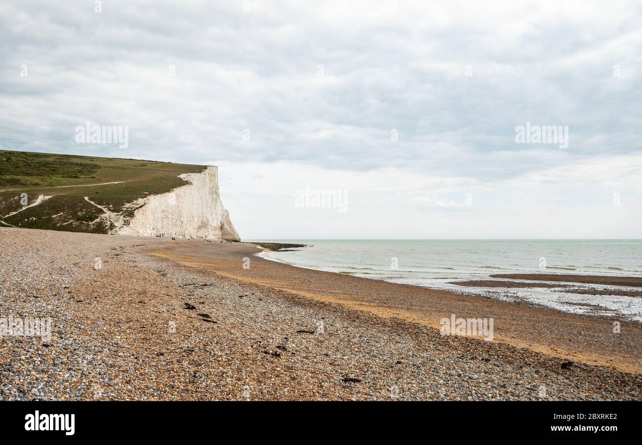 Cuckmere Haven, East Sussex, England. The white chalk cliffs of the South Downs and pebble beach near the Seven Sisters country park. Stock Photo