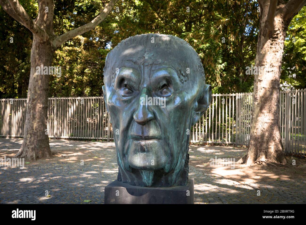 Konrad Adenauer Monument by Hubertus von Pilgrim in front of the former Federal Chancellery on Adenauerallee, Bonn, North Rhine-Westphalia, Germany. Stock Photo