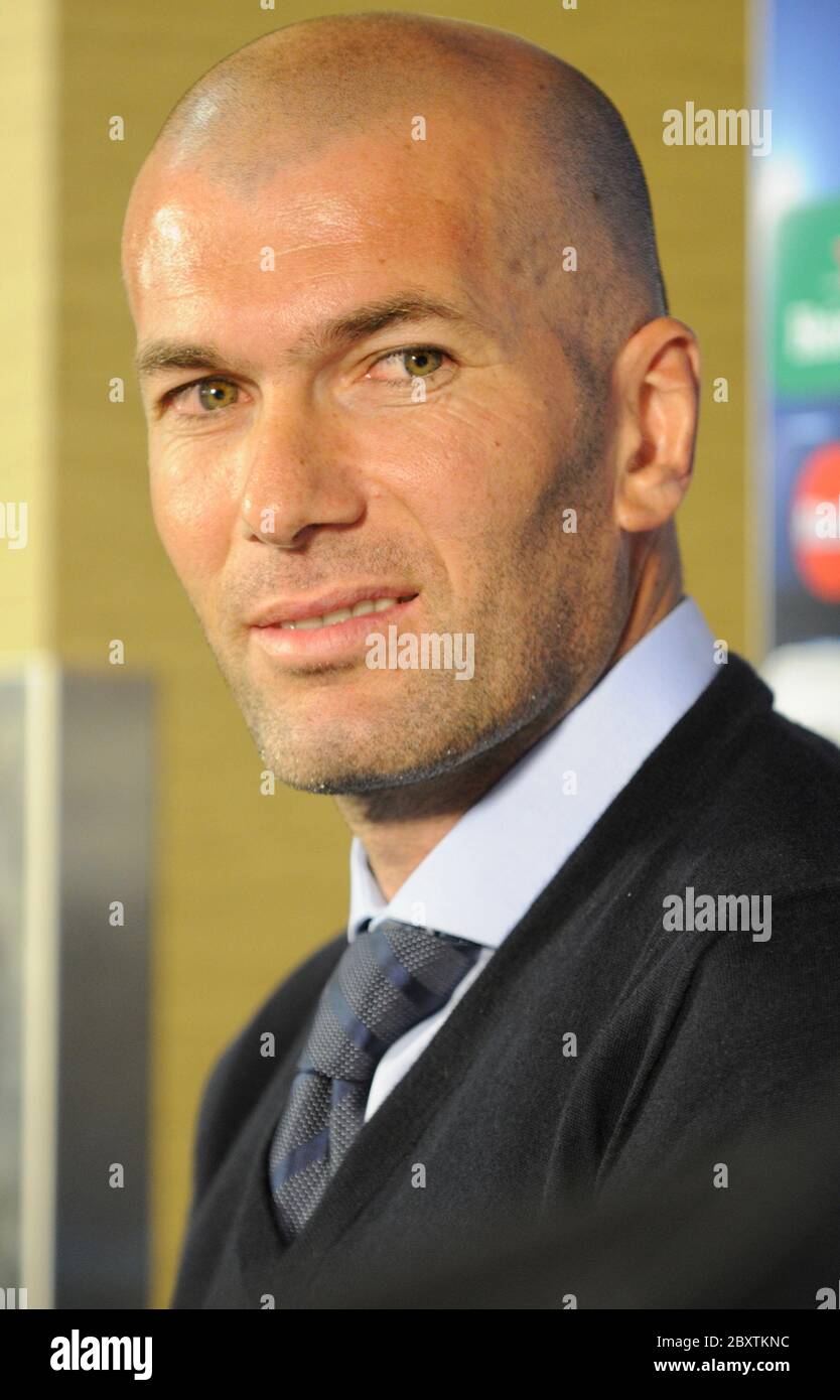 Zinedine Zidane Uefa Champions League Press Conference Tottenham Hotspur V Real Madrid White Hart Lane London Uk Stock Photo Alamy