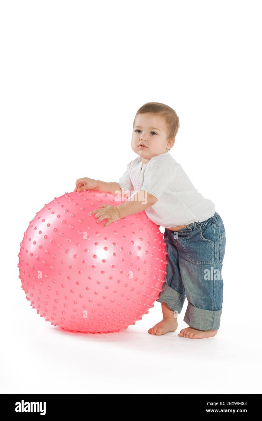 Упражнения с фитболом для детей. Занятия на фитболе с грудничком. Фитболы для детей 3 года. Занятия на фитболе с грудничком. Малыш на фитболе.