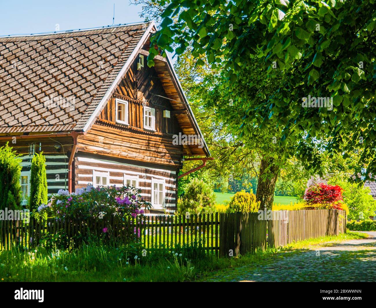 Cottage garden wooden fence hi-res stock photography and images - Alamy