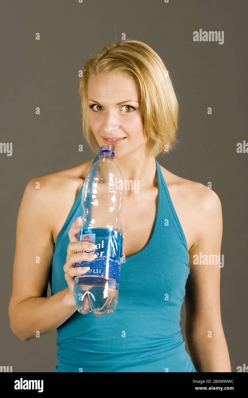Junge Frau, sportlich mit Wasserflasche, young woman, sporty, with water bottle Stock Photo