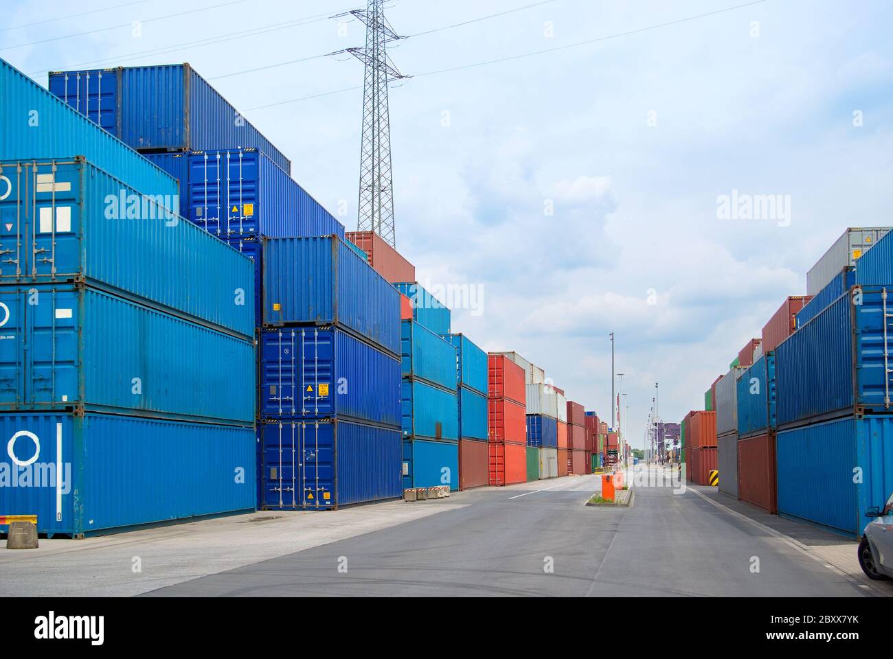 Viele gestapelte Container bereit zum Abtransport Stock Photo