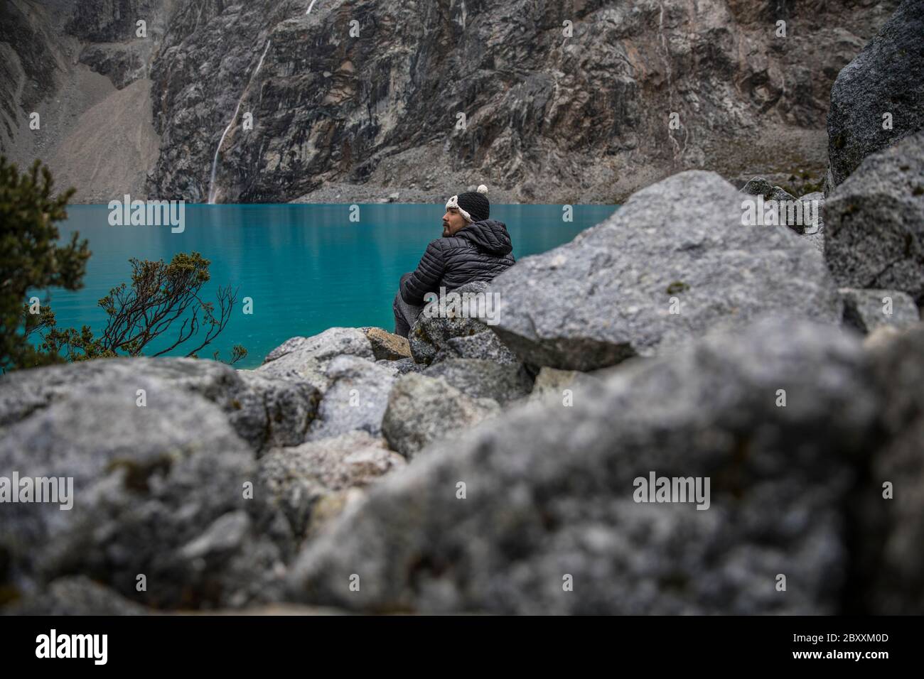 Man sitting rock lake hi-res stock photography and images - Alamy