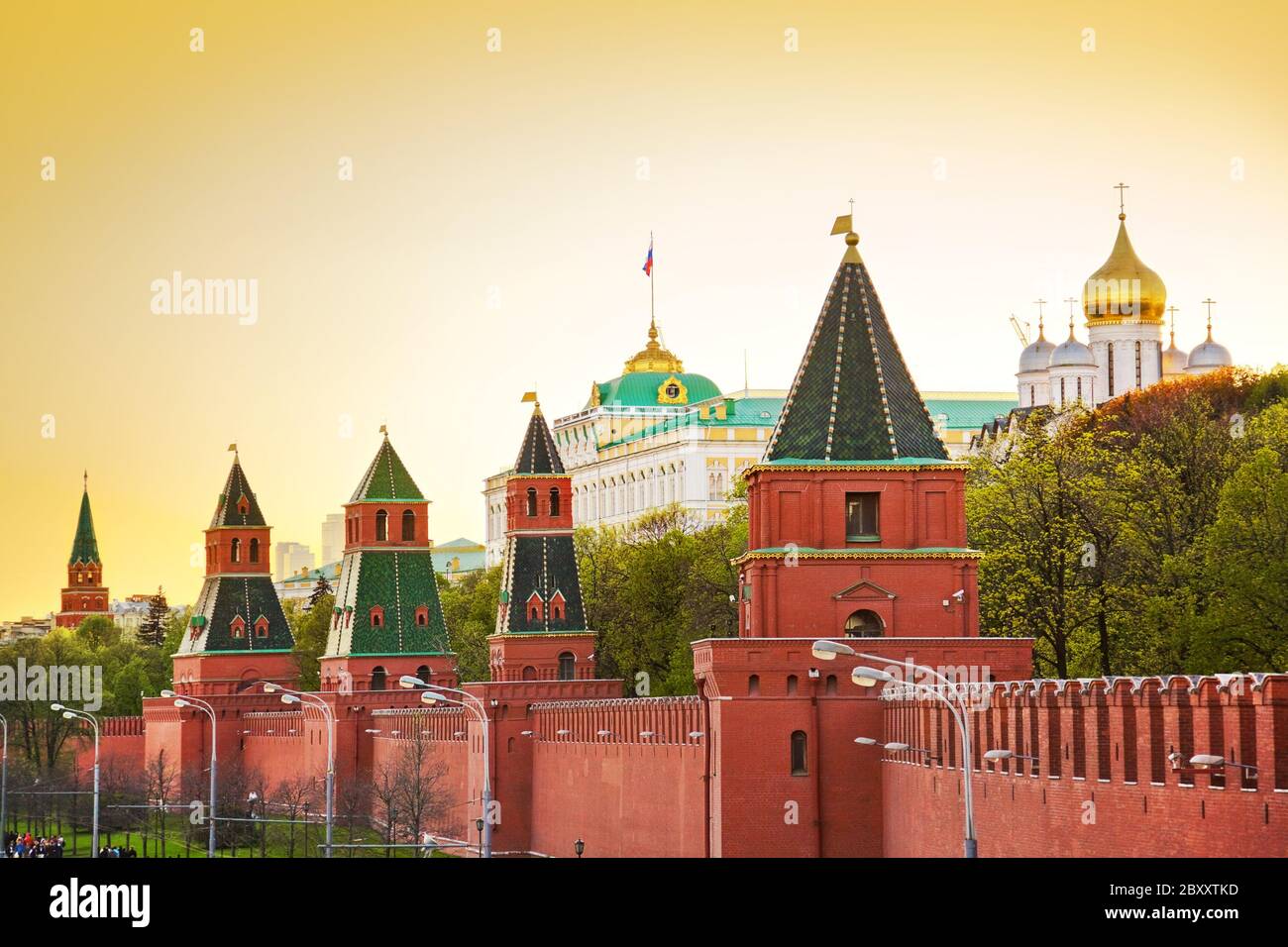 Кремлевская стена фото. Стены древнего кремля. Стены древнего кремля. Красная площадь 13. Солнце стены древнего кремля.