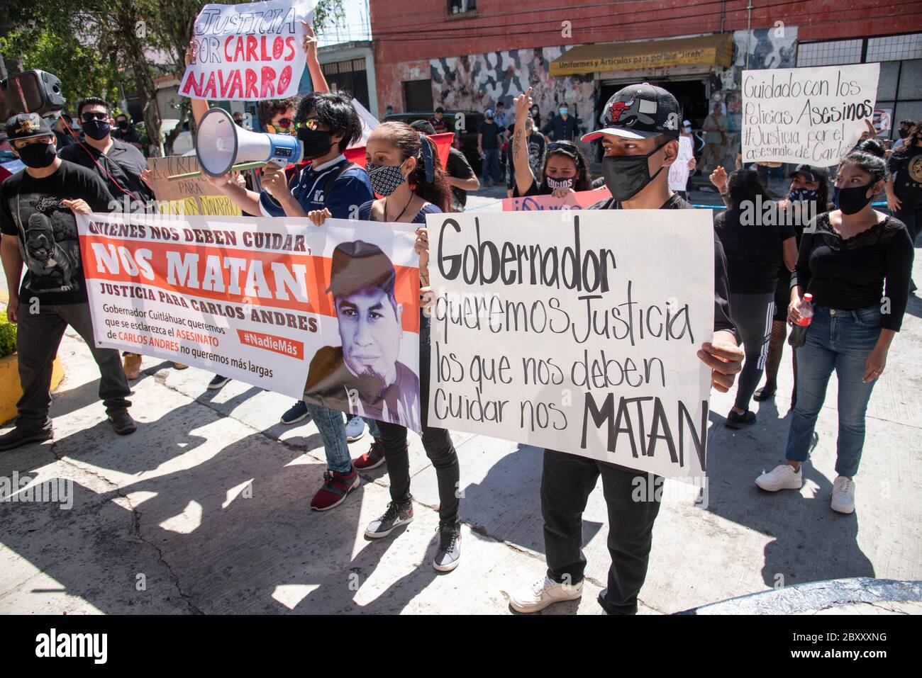 Xalapa, Veracruz, México. 8th June, 2020. Hooded people and anarchists protest in the city of Xalapa in order to demand justice for the murder of Carlos Navarro, who lost his life within the state police separatives after being arrested. These protests join the international movement against police violence Credit: Hector Adolfo Quintanar Perez/ZUMA Wire/Alamy Live News Stock Photo