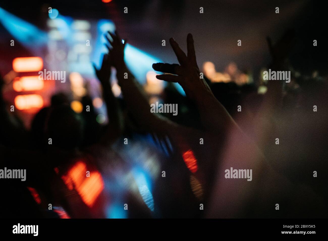 Concert crowd night hi-res stock photography and images - Alamy