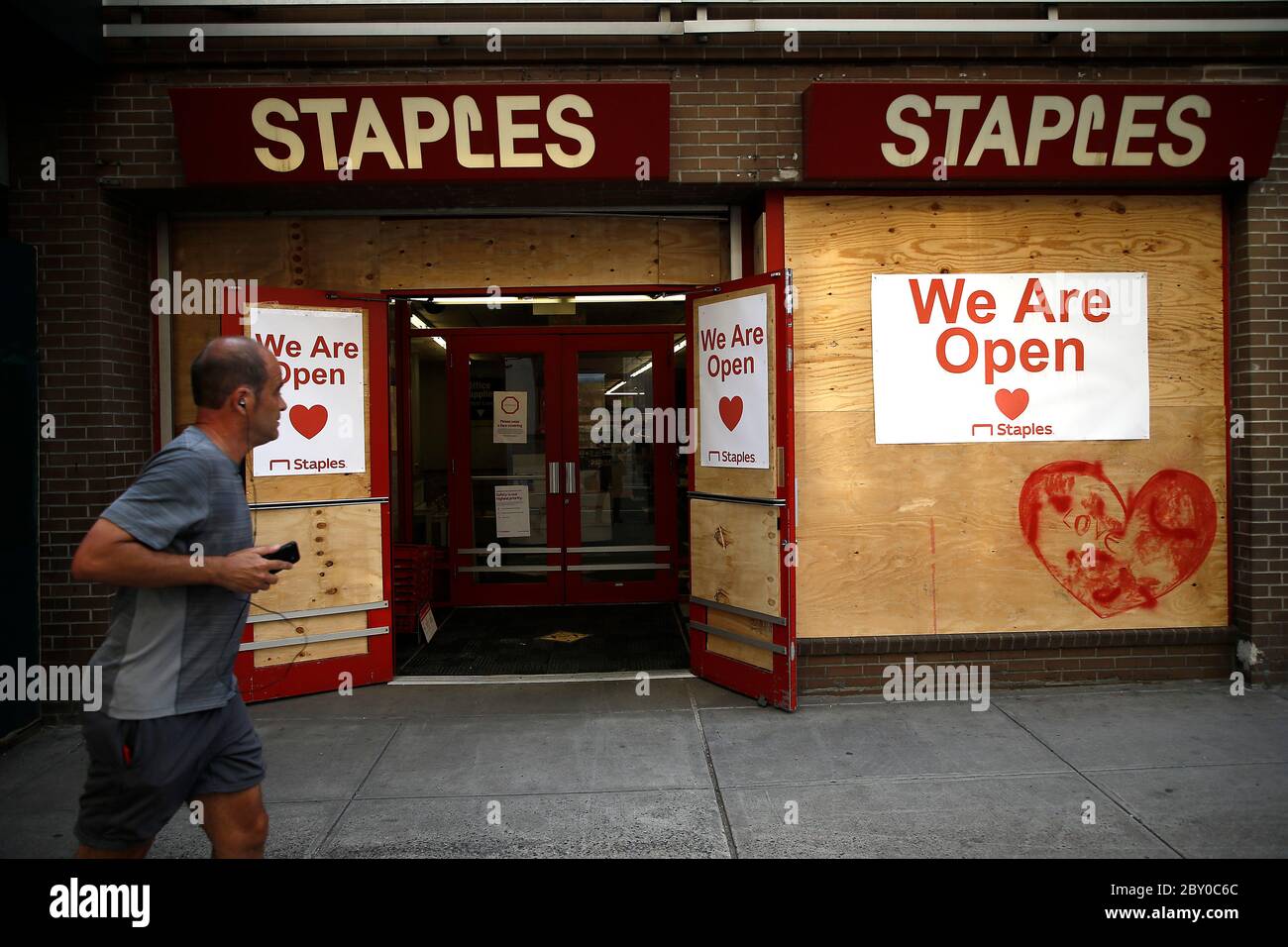 Staples store hi-res stock photography and images - Alamy