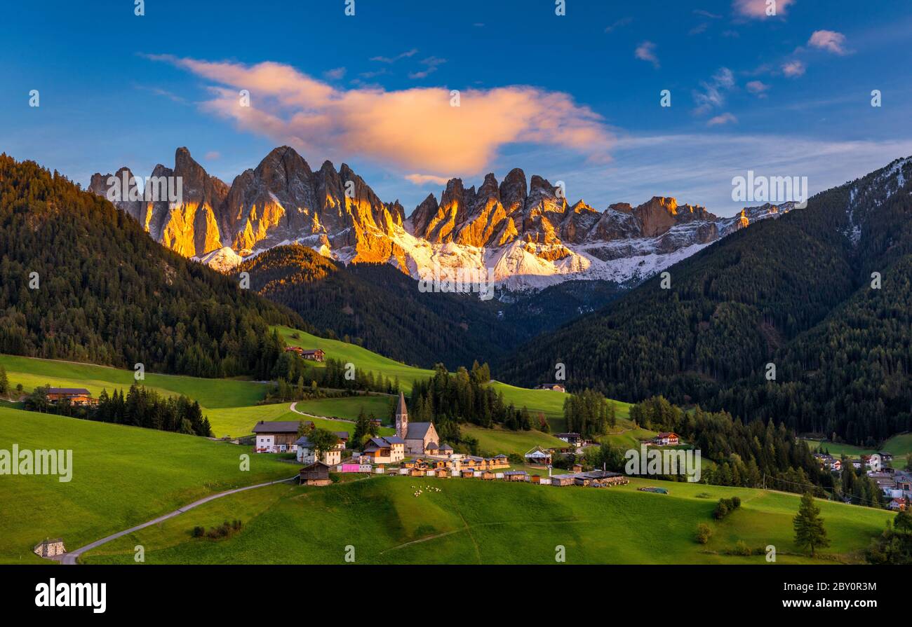 in Val Stock valley, Maddalena Funes with Tyrol Santa Magdalena) region, di Adige magical - Trentino village Dolomites mountains background, Photo Alto Alamy (Santa South