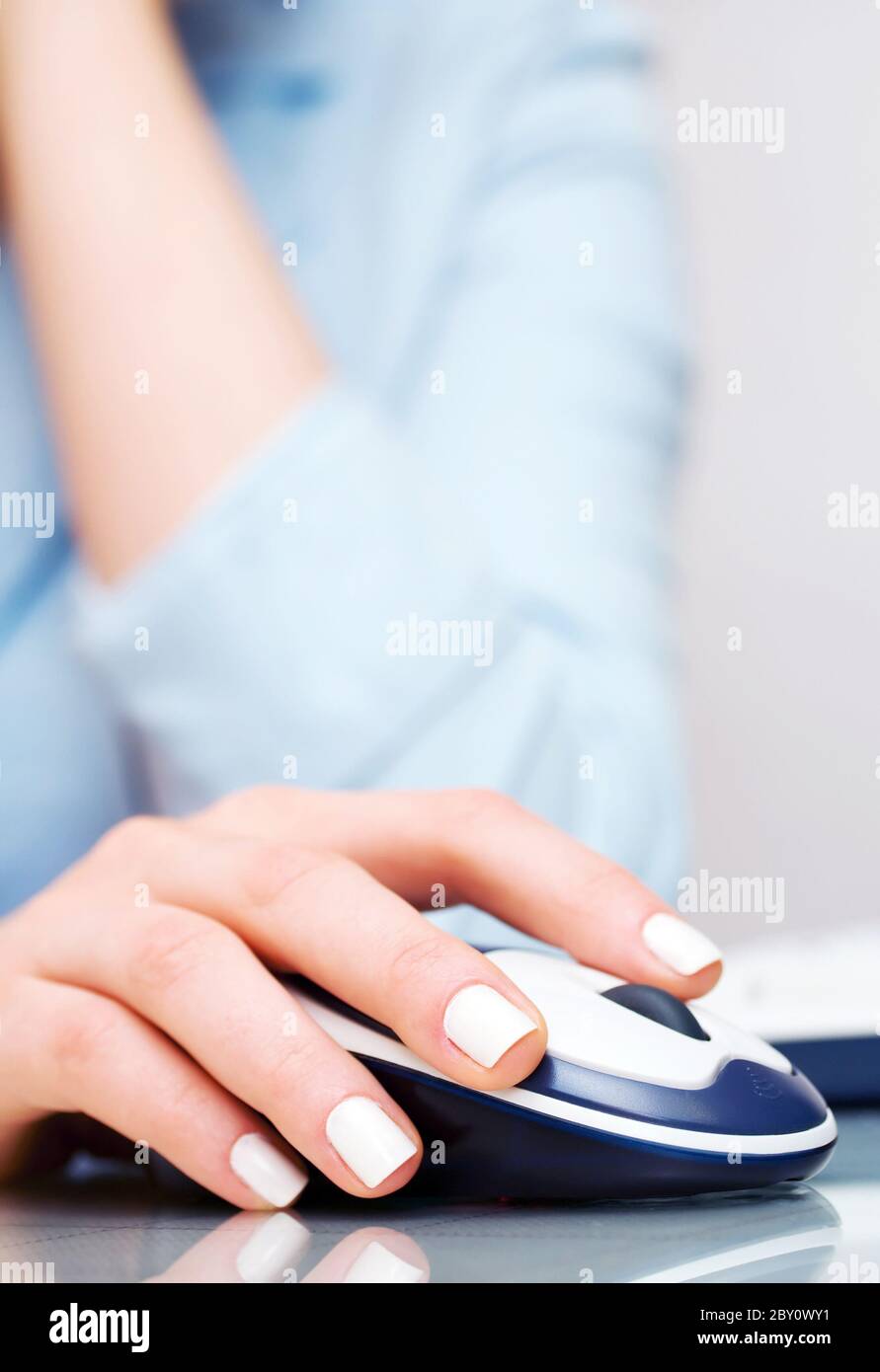 Female hand holding computer mouse Stock Photo - Alamy