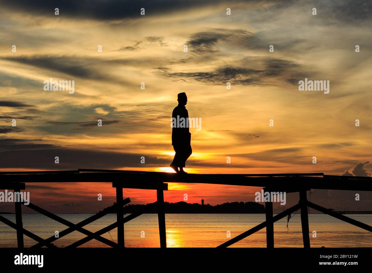 Muslim silhouette hi-res stock photography and images - Alamy