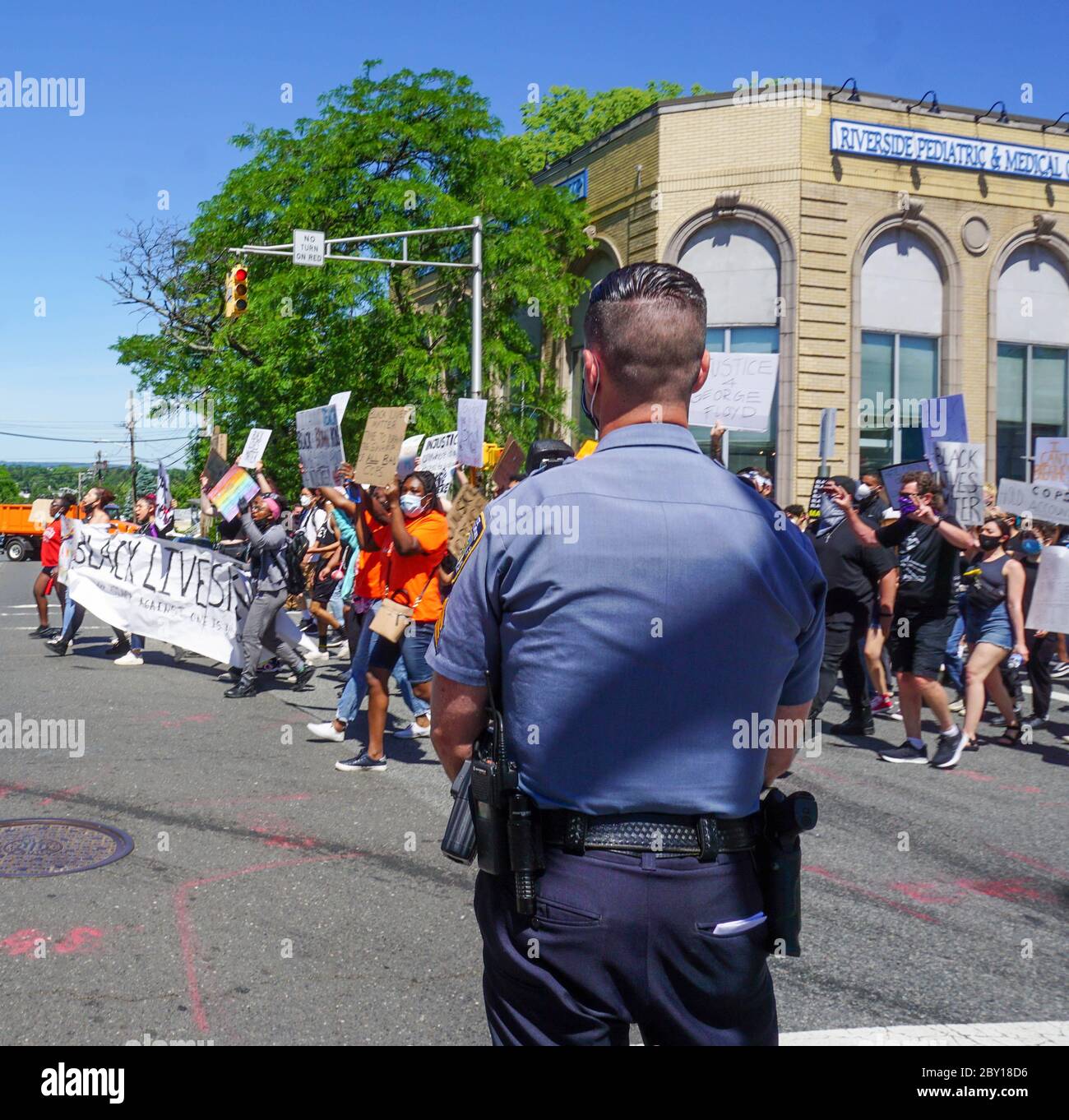 Black Lives Matter Protest George Floyd Protest - Ridgefield Park police Officer watching black lives matter protest march stock photograph - Ridgefie Stock Photo