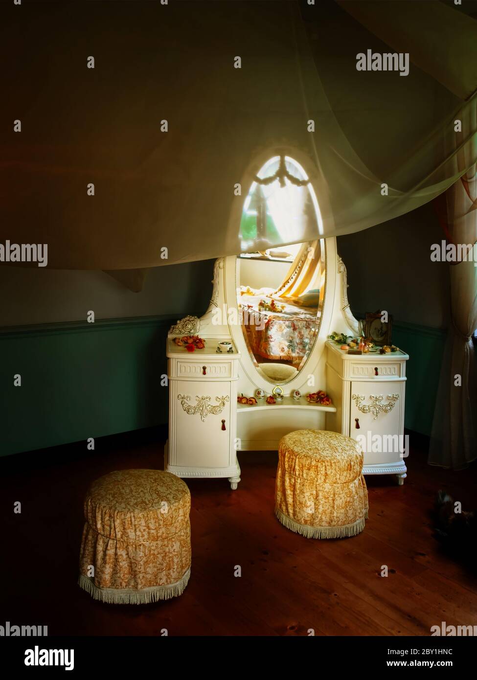 Hand made mirror hi-res stock photography and images - Alamy