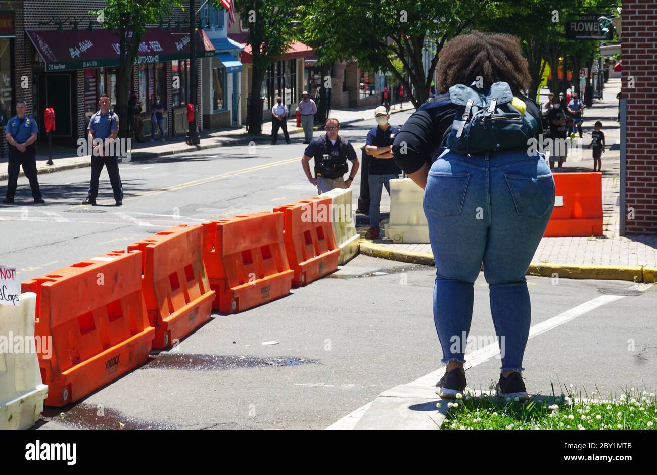 Black Woman Screaming at Ridgefield Park Police Officers at Black Lives Matter George Floyd Protest - ridgefield park, bergen county, new jersey, usa Stock Photo